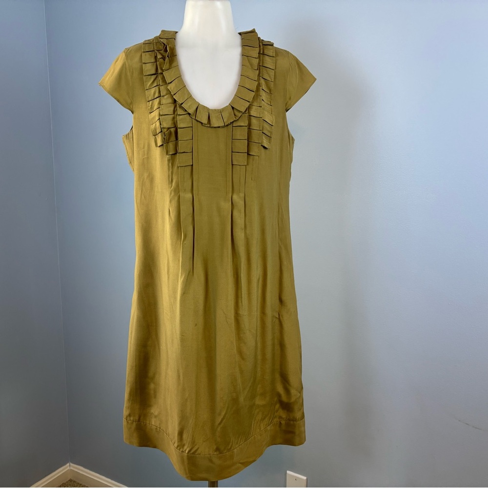 Ellen Tracy Cap Sleeve 100% Rayon Mini Dress in Olive.  Front ruffle details.